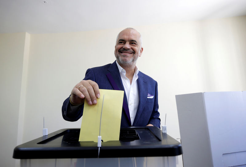 © Reuters. الناخبون في ألبانيا يصوتون في انتخابات بلدية تقاطعها المعارضة
