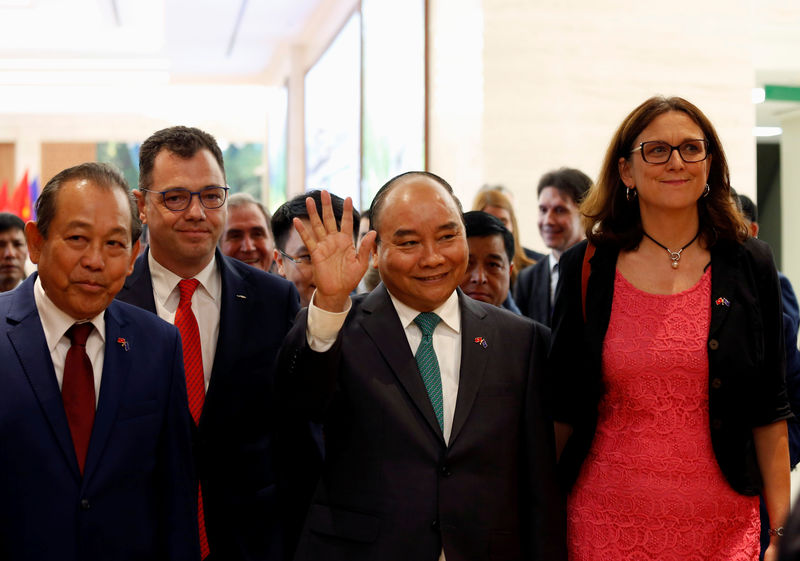 © Reuters. Vietnam's PM Phuc and DPM Binh, European Commissioner for Trade Cecilia Malmstrom and Rumania's Business, Trade and Enterpreneurship Minister Stefan Radu Oprea attend the signing ceremony of EVFTA and IPA in Hanoi