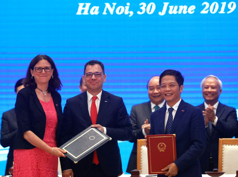 © Reuters. European Commissioner for Trade Cecilia Malmstrom, Romania's Business, Trade and Enterpreneurship Stefan Radu Oprea and Vietnam's Industry and Trade Minister Tran Tuan Anh attend the signing ceremony of EVFTA in Hanoi