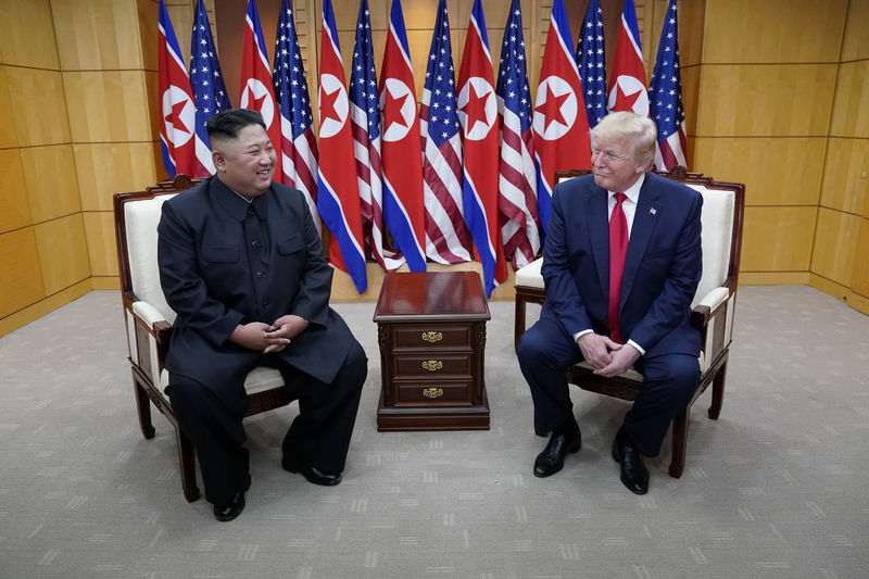 © Reuters. El presidente de Estados Unidos, Donald Trump, se reúne con el líder norcoreano Kim Jong Un en la zona desmilitarizada que separa a las dos Coreas, en Panmunjom, Corea del Sur