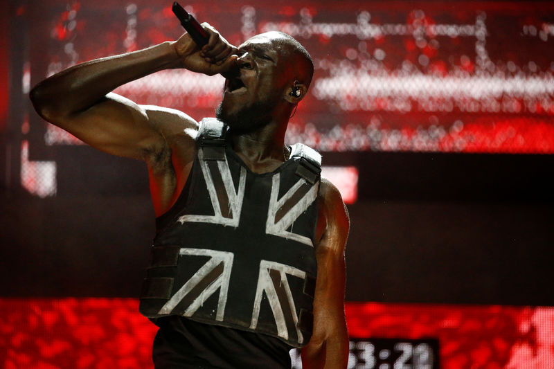 © Reuters. British rapper Stormzy performs the headline slot on the Pyramid stage during Glastonbury Festival in Somerset