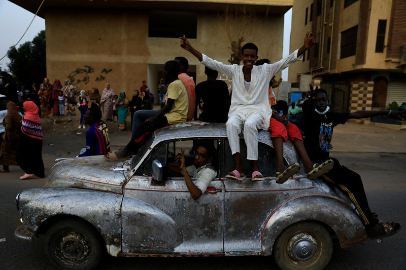 © Reuters. حشود ضخمة تطالب بحكم مدني في السودان وجنود يطلقون النار في الهواء