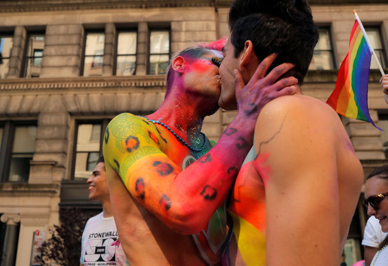 © Reuters. People kiss during the 2019 World Pride NYC and Stonewall 50th LGBTQ Pride Parade in New York