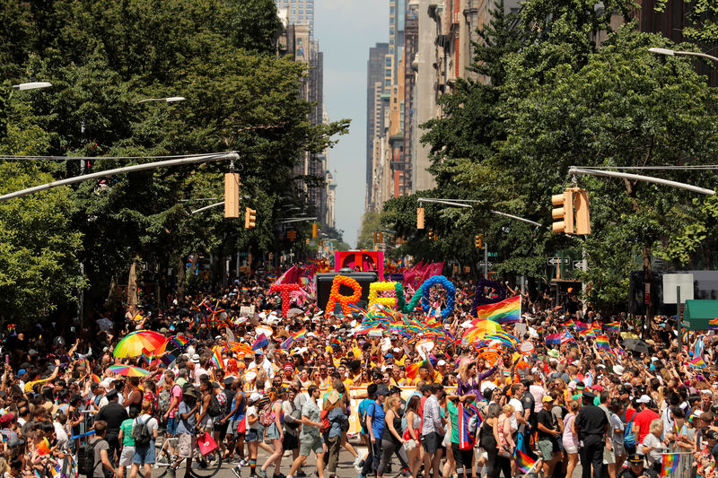 © Reuters. Gente marcha por la Quinta Avenida durante el desfile Mundial del Orgullo NYC 2019 y el Desfile del Orgullo LGBTQ Stonewall 50 en Nueva York