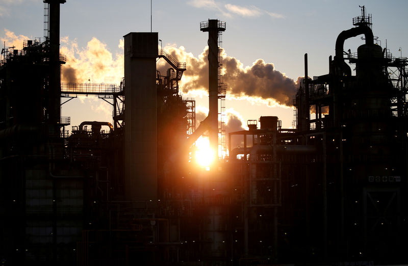 © Reuters. FILE PHOTO: Smoke rises from a factory during sunset at Keihin industrial zone in Kawasaki