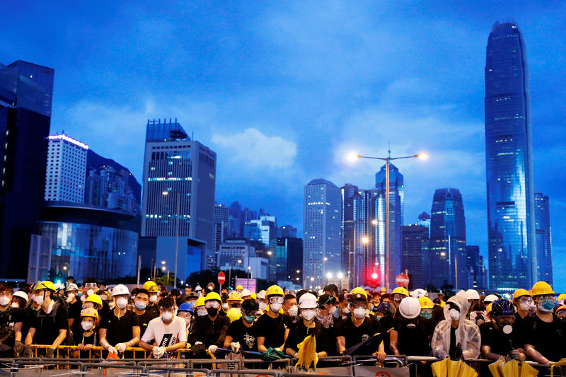 © Reuters. اندلاع احتجاجات جديدة مع استعداد هونج كونج لحشد سنوي في ذكرى تسليمها للصين