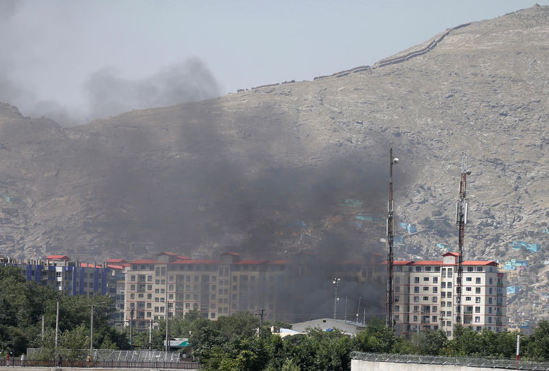 © Reuters. انتهاء معركة بالأسلحة في كابول بعد إصابة 105 في تفجير نفذته طالبان