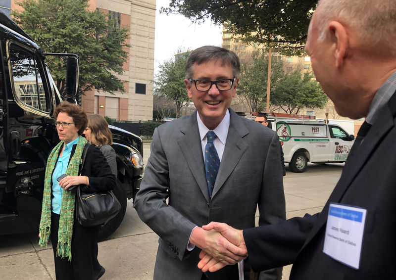 © Reuters. FILE PHOTO: Federal Reserve Vice Chairman Clarida greets a member of the Dallas Fed staff in Dallas