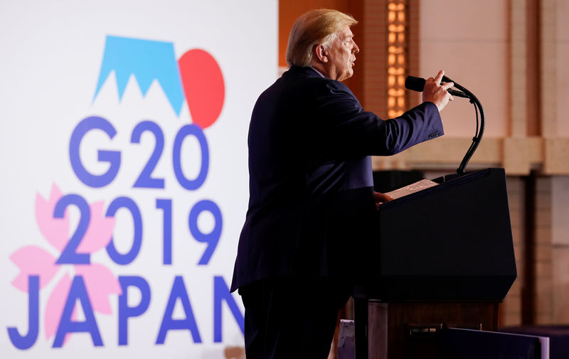 © Reuters. El presidente de Estados Unidos, Donald Trump, ofrece una conferencia de prensa el último día de la cumbre de líderes del G20 en Osaka