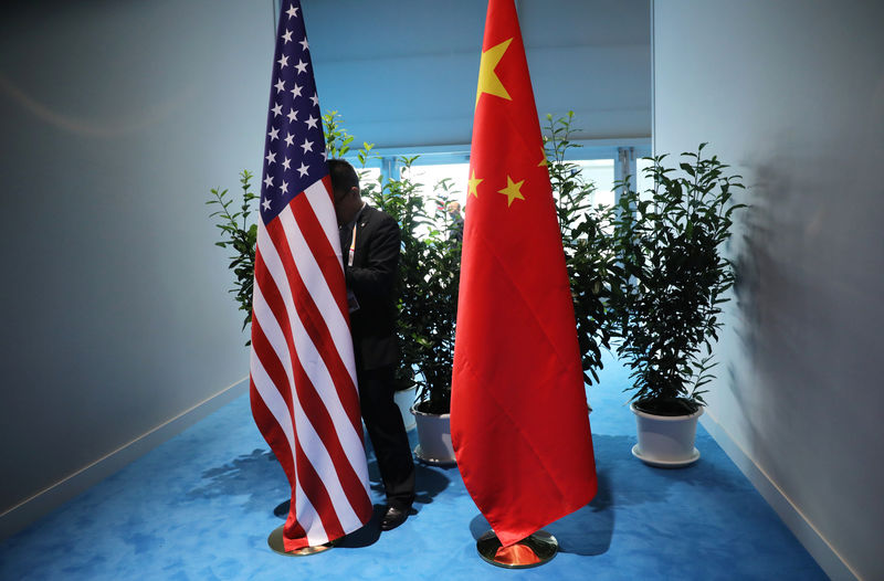 © Reuters. Bandeiras da China e dos Estados Unidos