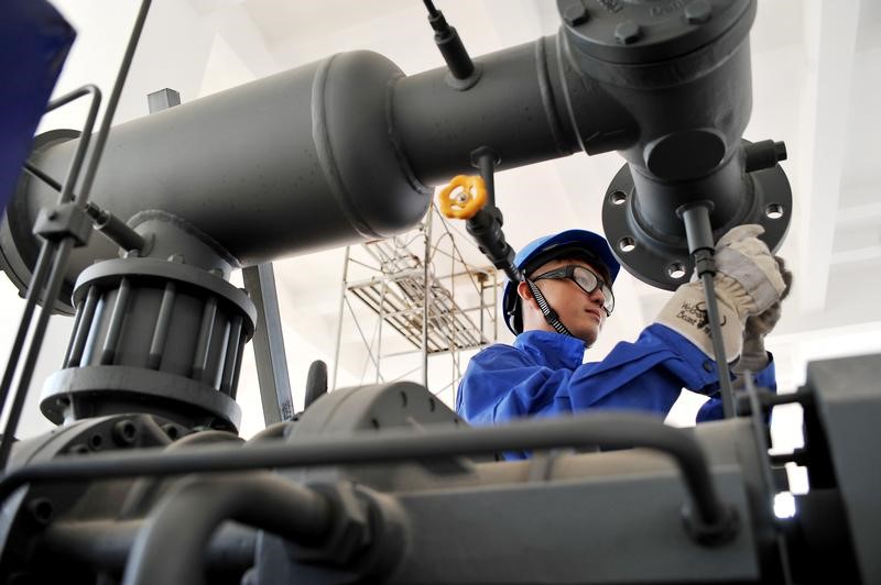 © Reuters. Funcionário instala equipamento em parque industrial na província de Hebei, China