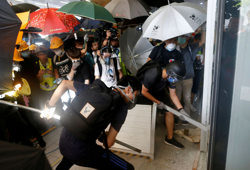 © Reuters. Manifestantes tentam invadir prédio do Legislativo de Hong Kong