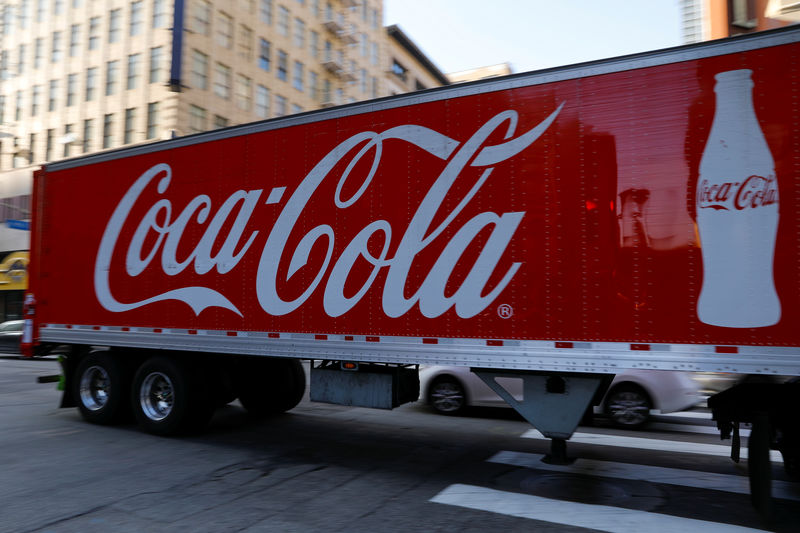 © Reuters. FILE PHOTO: A Coca-Cola truck makes its way through downtown Los Angeles