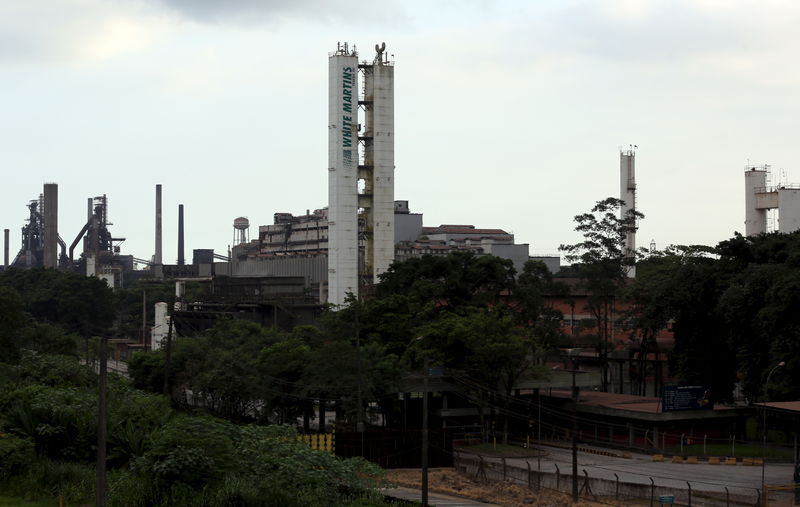 © Reuters. Visão geral de siderúrgica da Usiminas, em Cubatão