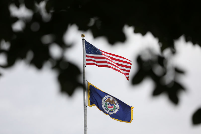 © Reuters. FILE PHOTO: Flags fly above the Federal Reserve building in Washington, DC