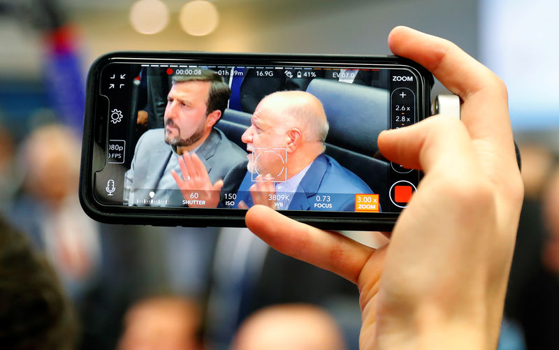 © Reuters. A journalist takes a picture of Iran's Oil Minister Zanganeh at the beginning of an OPEC meeting in Vienna