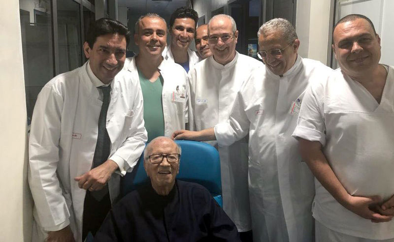 © Reuters. نجل رئيس تونس يقول الرئيس غادر المستشفى ويستأنف عمله خلال أيام