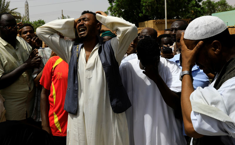 © Reuters. مئات السودانيين يتجمعون على ضفاف النيل قبالة الخرطوم بعد اشتباكات دامية