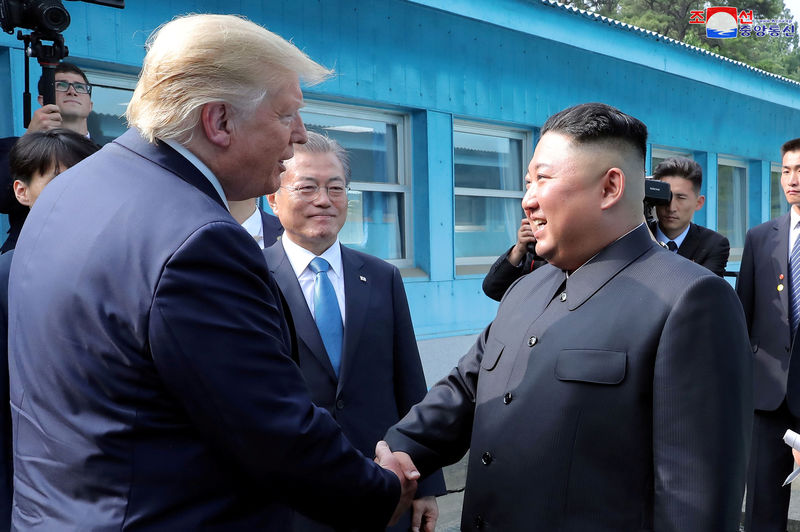 ترامب يقول إنه يتطلع للقاء زعيم كوريا الشمالية قريبا