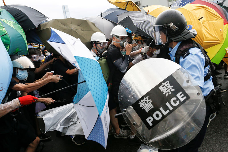 La policía de Hong Kong lanza gases contra los manifestantes tras los destrozos en el Parlamento