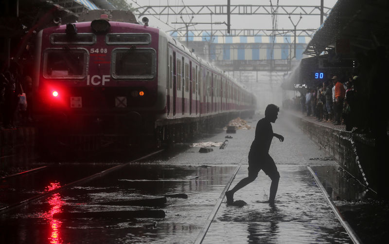 الأمطار الغزيرة تودي بحياة 27 في الهند وتصيب مومباي بالشلل