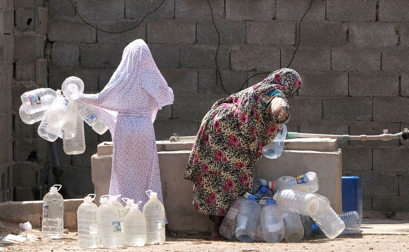 © Reuters. عن كثب-المياه ضحية في الصراع على نفط ليبيا