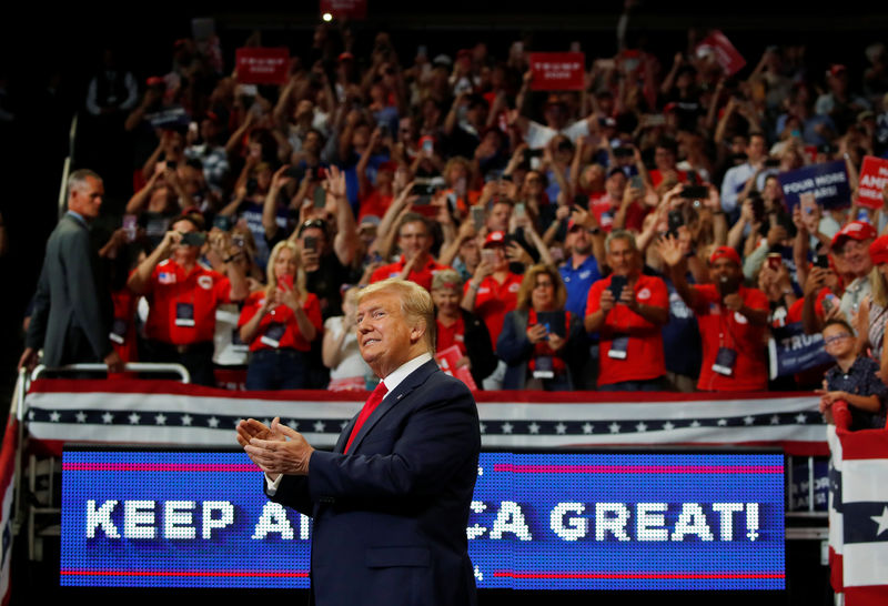 © Reuters. U.S. President Donald Trump reacts on stage formally kicking off his re-election bid with a campaign rally in Orlando