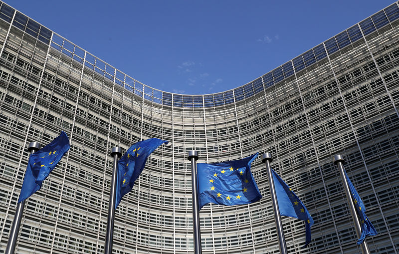 © Reuters. Bandeiras da União Europeia em frente à sede da Comissão Europeia em Bruxelas