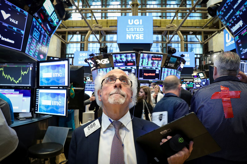 © Reuters. Traders work on the floor at the NYSE in New York