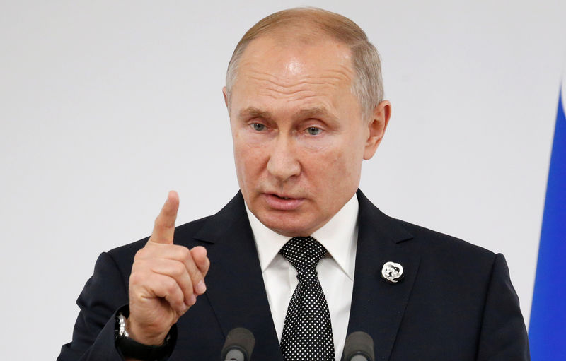 © Reuters. FILE PHOTO: Russian President Vladimir Putin speaks to the media at the G20 summit in Osaka