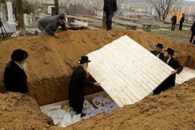 رومانيا تعثر على &quot;كثير&quot; من الرفات البشرية قرب موقع مقبرة جماعية لليهود