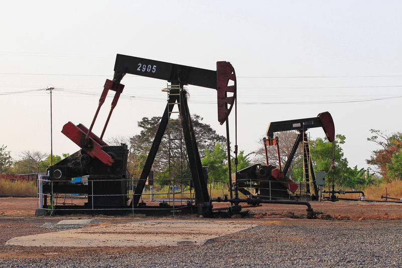 © Reuters. Oil pumpjacks are seen in Lagunillas