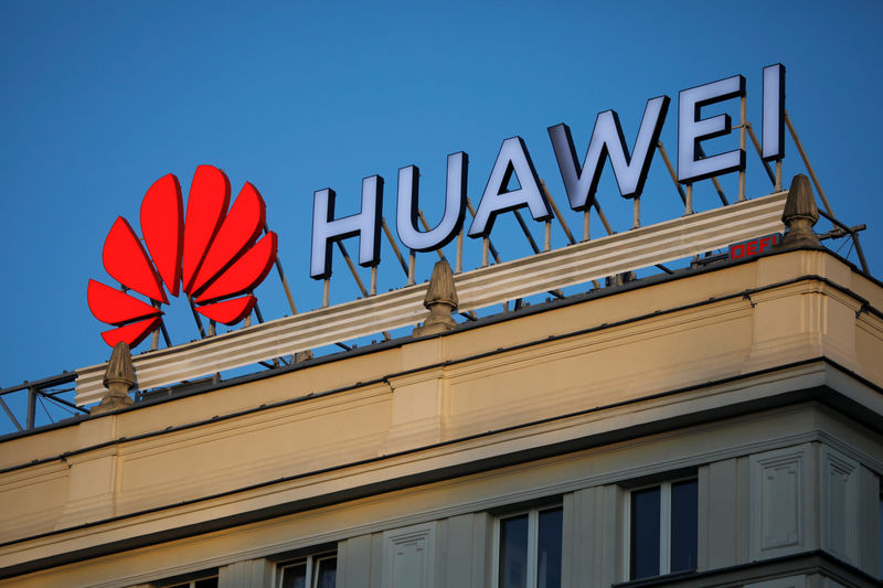 © Reuters. FILE PHOTO: The Huawei logo is pictured in central Warsaw