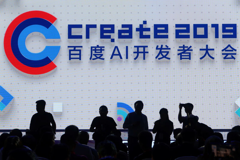 © Reuters. Attendees in silhouette are seen at the opening session of Baidu's annual AI developers conference Baidu Create 2019 in Beijing