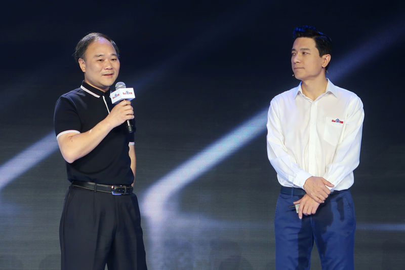 © Reuters. Zhejiang Geely Holding Group's Chairman Li and co-founder and CEO of Baidu Robin Li attend the opening session of Baidu's annual AI developers conference Baidu Create 2019 in Beijing