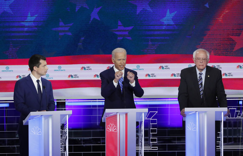 © Reuters. FILE PHOTO - Candidates debate during the second night of the first U.S. 2020 presidential election Democratic candidates debate in Miami, Florida, U.S.