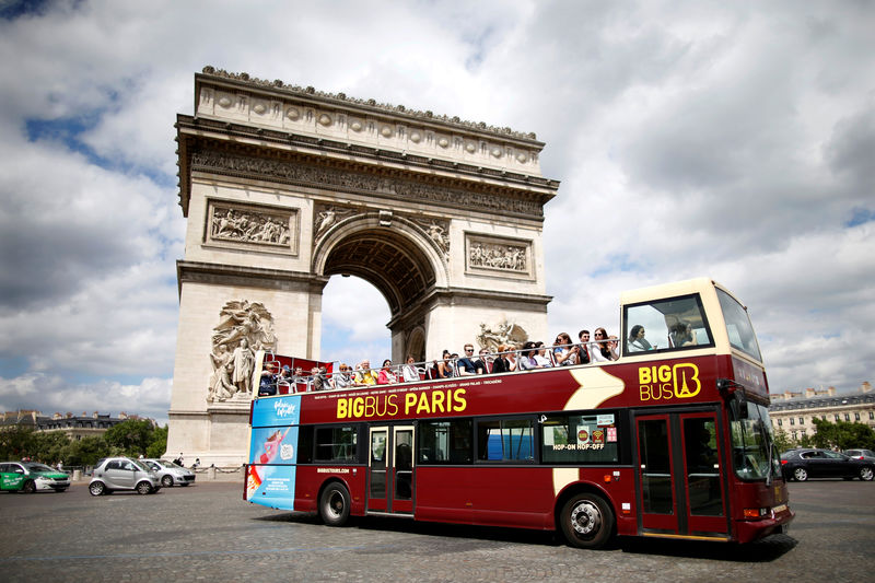 مسؤول فرنسي: لا أهلا ولا سهلا بحافلات السياح في قلب باريس