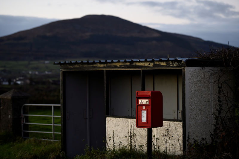 © Reuters. FILE PHOTO: Criss-crossing Irish border, Brexit threatens status quo