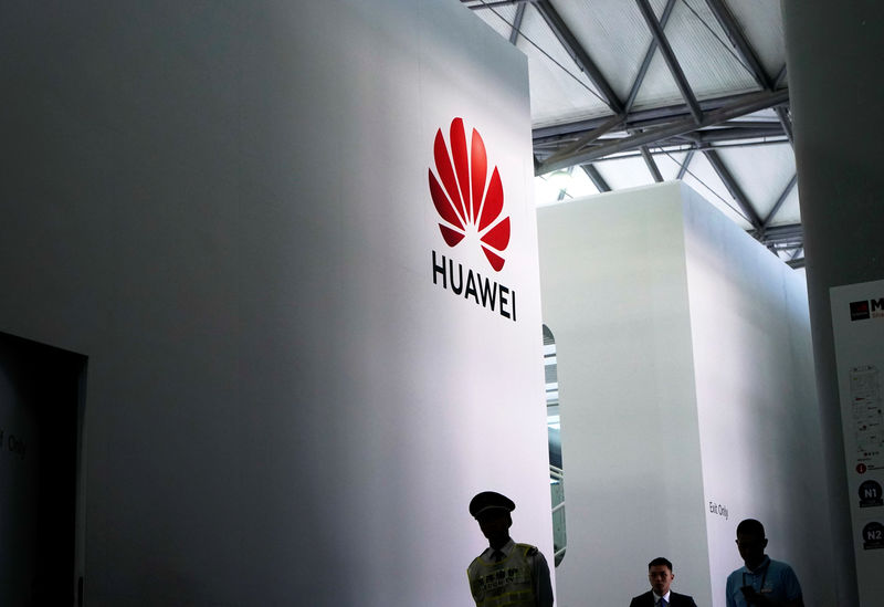 © Reuters. FILE PHOTO: A Huawei logo is pictured at Mobile World Congress (MWC) in Shanghai