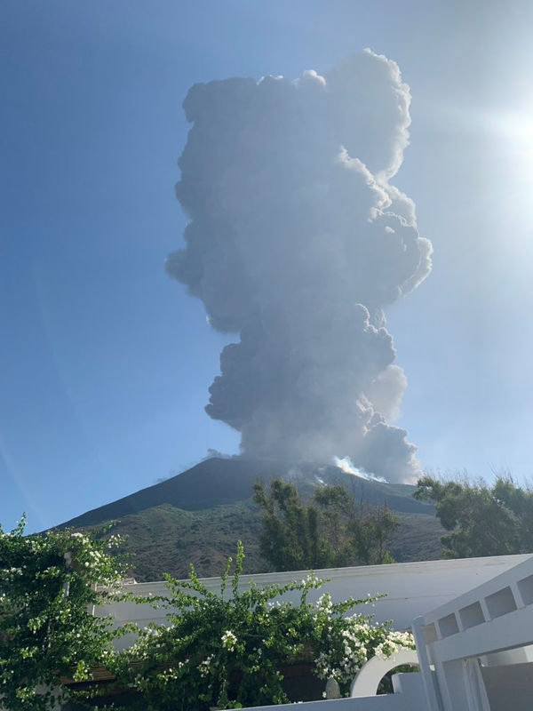 مقتل شخص بعد ثوران بركان على جزيرة سترومبولي الإيطالية