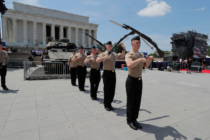© Reuters. U.S. Navy Ceremonial Guard rehearses as July Fourth preparations continue at the Lincoln Memorial in Washington