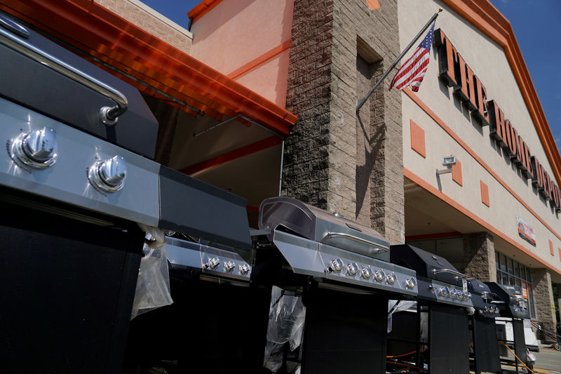 © Reuters. BBQ grills are displayed for sale outside a Home Depot in Hyattsville, Maryland