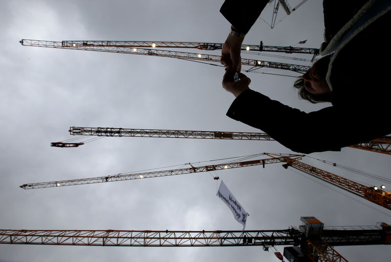 © Reuters. People visit the 'Bauma' Trade Fair in Munich