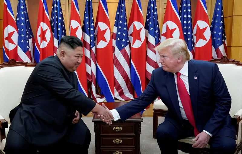 © Reuters. FILE PHOTO: Trump meets with North Korean leader Kim Jong Un at the DMZ on the border of North and South Korea