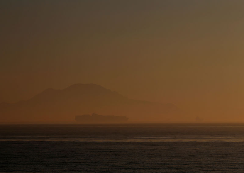© Reuters. FOTO DE ARCHIVO: Un buque de carga atraviesa el Estrecho de Gibraltar frente a la costa de Marruecos, visto desde un barco frente al territorio británico de ultramar de Gibraltar
