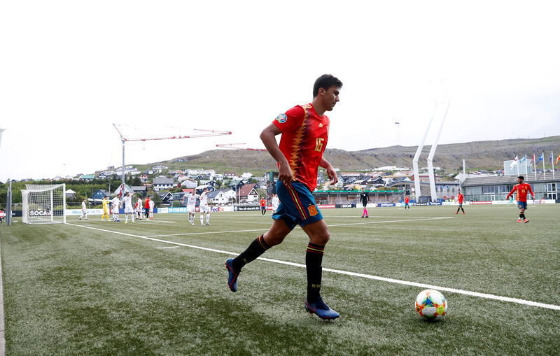 © Reuters. مانشستر سيتي يضم لاعب الوسط رودري في صفقة قياسية للنادي