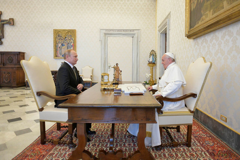 © Reuters. بوتين المتأخر يلتقي البابا والأزمة الأوكرانية تلقي بظلالها