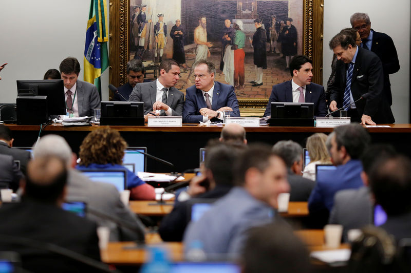 © Reuters. Deputados Marcelo Ramos e Samuel Moreira conversam durante sessão da comissão especial da reforma da Previdência