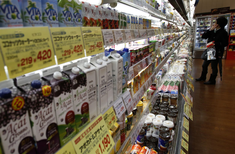 © Reuters. Shopper looks at items at a supermarket in Tokyo