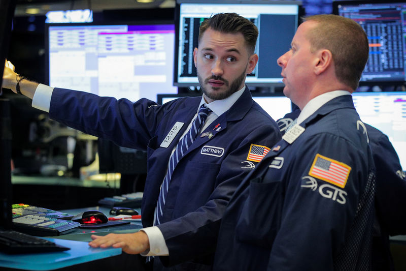 © Reuters. Traders work on the floor at the NYSE in New York